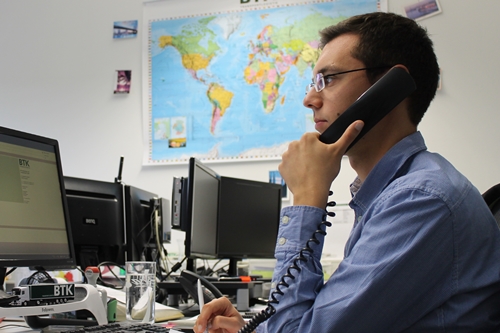 Daniel Wirkner, der neue Verkaufsleiter der BTK, telefoniert an seinem Arbeitsplatz.