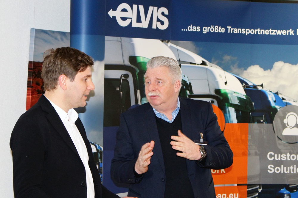 Josef Heiß (links) teilt mit Jochen Eschborn, Vorstandsvorsitzender im Europäischen Ladungsverbund Internationaler Spediteure AG (ELVIS) seine Praxiserfahrungen mit LNG-Fahrzeugen.