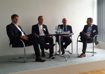 Links Josef Heiß (BTK) mit Ingo Litek (Indiwa), Sebastian Bollig (DVZ) und Dr. Stefan Anschütz (initions) auf dem Podium der DVZ.