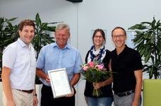 Das Bild zeigt die Geschäftsführer Josef Heiß und Franz Weiss mit CrefoZert-Vertreter Poschauko und Rechnungswesen-Kollegin Demmel in der Mitte.