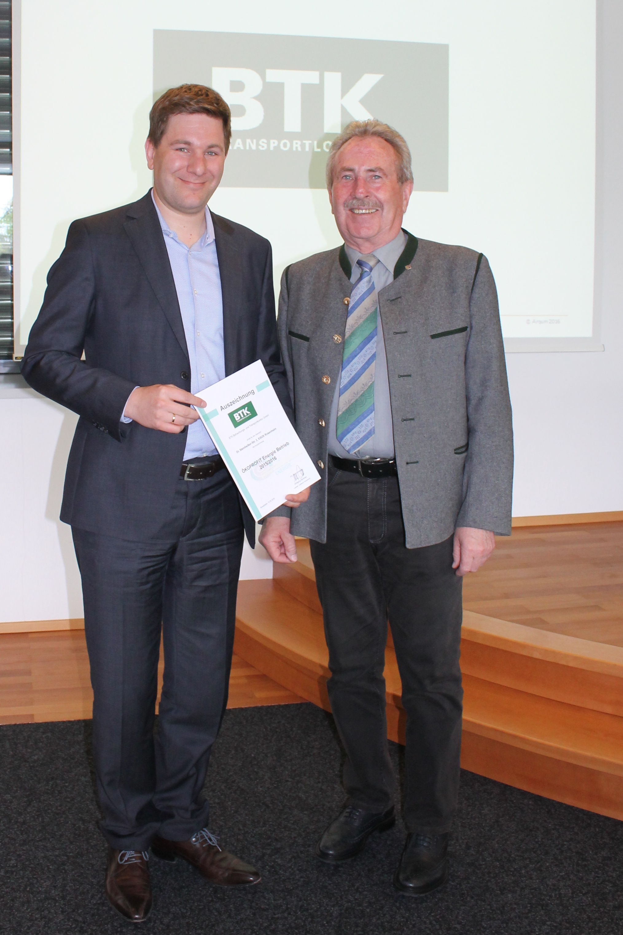 Das Bild zeigt, wie Landrat Georg Huber (Mühldorf am Inn) Josef Heiß, Geschäftsführer der BTK, das Ökoprofit-Zertifikat übergibt. (Bayern)