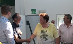 Das Bild zeigt die Geschäftsführer Heiß, Reichert und Weiß beim Abschied von Friederike Strauß an der Tür.