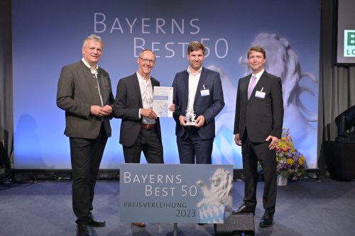 Vier Männer auf einer Bühne. Preisverleihung Bayerns Best 50 in München.